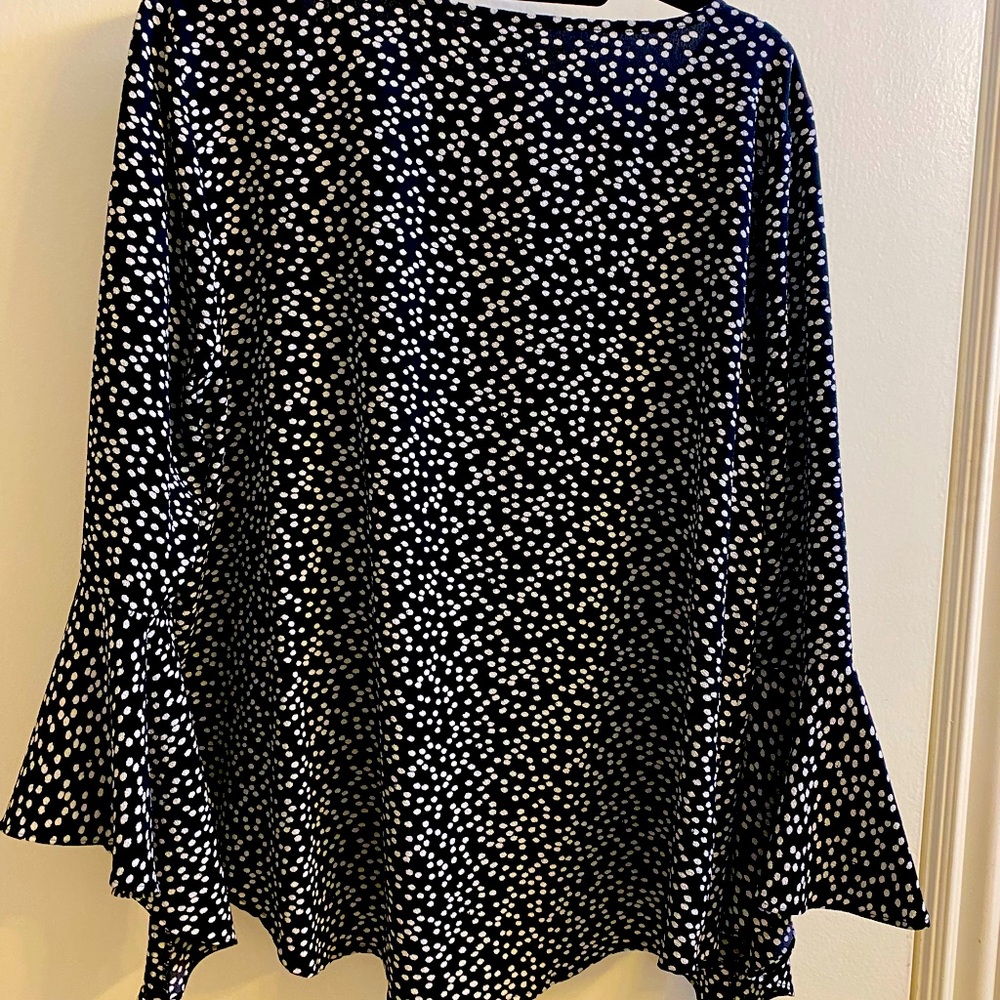 Gorgeous Vince Camuto B&W polka dot top with flowing sleeves and twist front